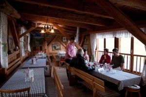 Der Gastraum ist eher steirisch rustikal eingerichtet. 